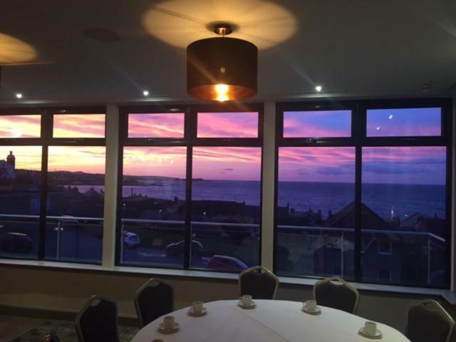 The Knowes Hotel & Restaurant Macduff Extérieur photo